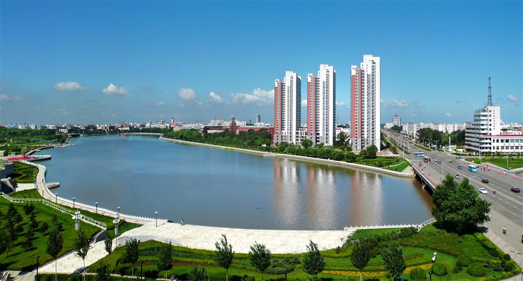 校园旁的劳动湖与城市天际线
