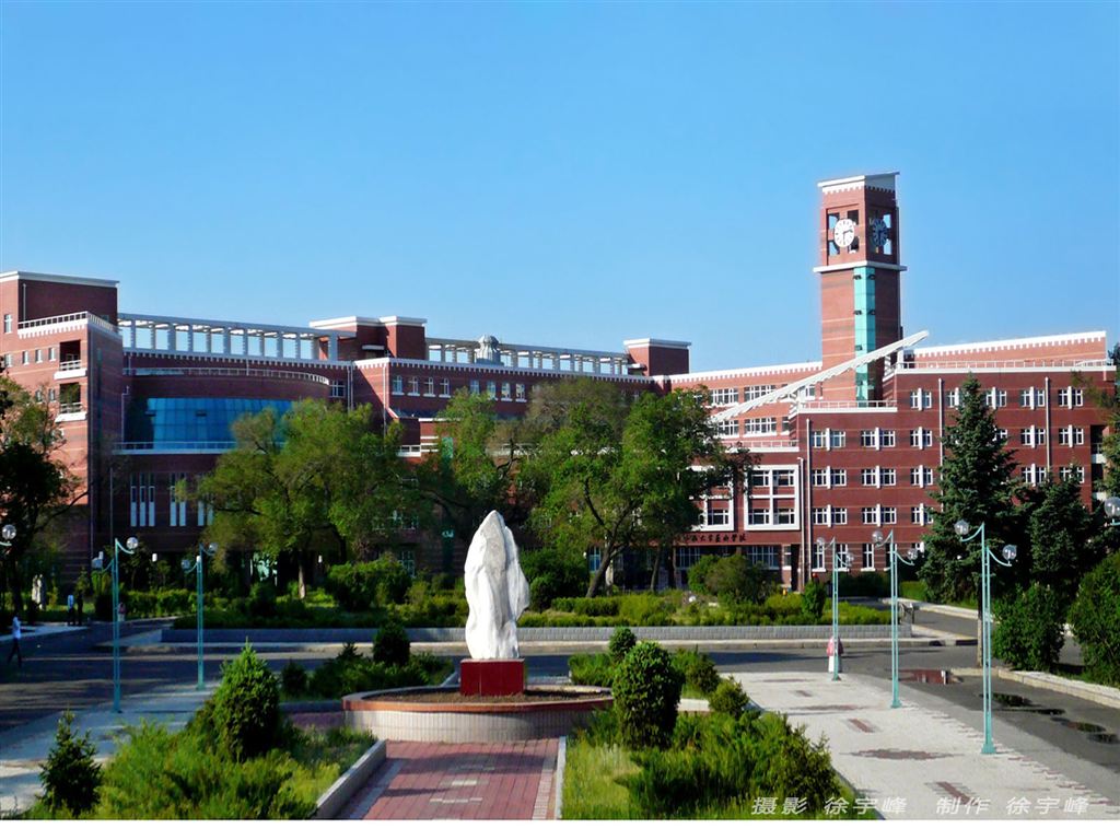 校园广场与主楼建筑群